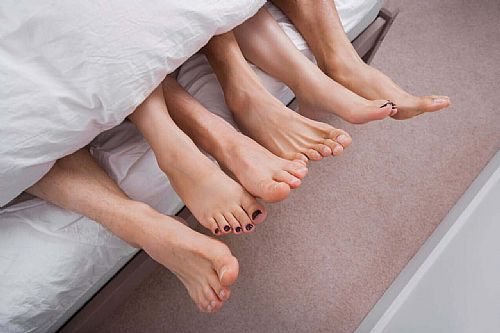 
Não é de hoje que fantasias sexuais dominam o 
imaginário de homens e mulheres. Posições, lugares, objetos, encenações… São 
inúmeras as fontes da criatividade. Dentre tantas fantasias, seguramente uma das 
mais comuns e conhecidas é a de fazer um “Ménage à Trois”. O fetiche do sexo a 
três é um clássico, mas será que na vida real é tão bom quanto no mundo das 
ideias? Queremos provar que a resposta pode ser sim, desde que você se lembre 
que não está em um filme pornô.
Para tanto, é fundamental derrubar alguns 
mitos que temos em nossas mentes e entender que, no fim das contas, a única 
barreira que temos são nossas próprias expec